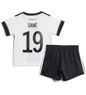 Tyskland Leroy Sane #19 Replika Babytøj Hjemmebanesæt Børn VM 2022 Kortærmet (+ Korte bukser)